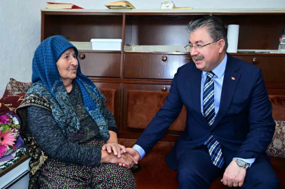 Vali Yılmaz’dan Ayşe teyzeye anlamlı ziyaret
