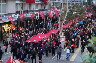 Samsun’da 1919 metrelik dev bayrakla coşkulu ’Fener Alayı ve Gençlik Haftası’ yürüyüşü

