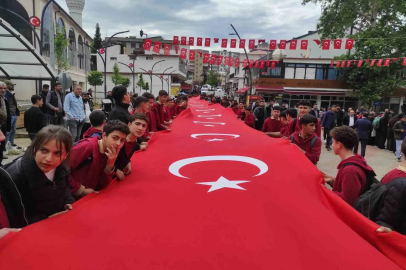 Sason’da 100 metrelik bayrakla "Gençlik Yürüyüşü" düzenlendi
