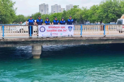 Adana’da polis kağıt oyununa ara verdirip, boğulma bilgilendirmesi yaptı
