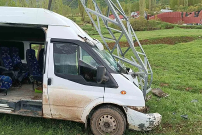 Yolcu minibüsü direğe çarptı: 11 yaralı
