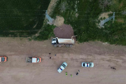 Toprak yüklü kamyon şarampole devrildi: 1 yaralı
