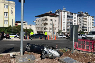 Kamyonet ile motosiklet çarpıştı: 3 yaralı
