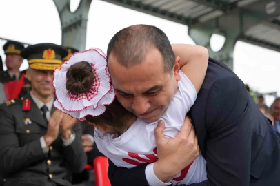 Iğdır’da 19 Mayıs coşkusu: Minik öğrencinin valiye bayrak hediyesi yüzleri gülümsetti
