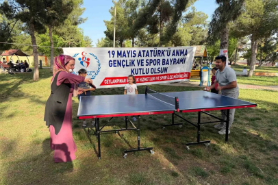 Gençler, vatandaşlarla tenis oynadı
