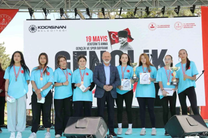 Başkan Çolakbayrakdar: "Gençler için çalışıyor, geleceğe yatırım yapıyoruz"
