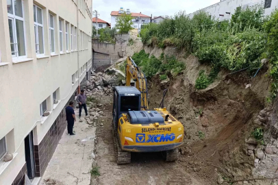 Selendi’de çöken okul duvarında yapım çalışmaları başladı
