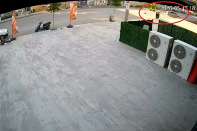 Otomobil ile motosikletin çarpıştığı kaza kamerada
