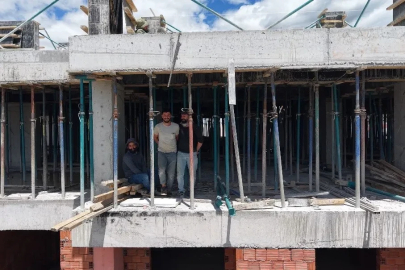 Tunceli’de 19 Mayıs töreni renkli anlara sahne oldu: İnşaatta halay çektiler
