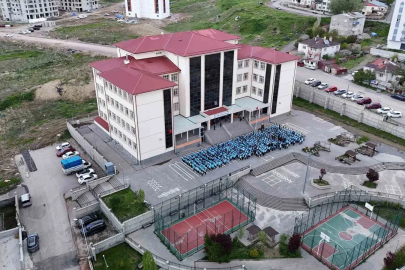 Sivas’ta 900 öğrenci eşzamanlı hareket etti, hep bir ağızdan "Feda Türkiye’m" dedi
