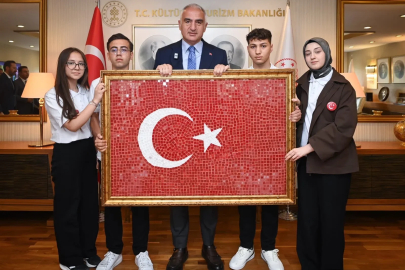 Bakan Ersoy, 19 Mayıs’ta genç sanatçıları bakanlıkta ağırladı
