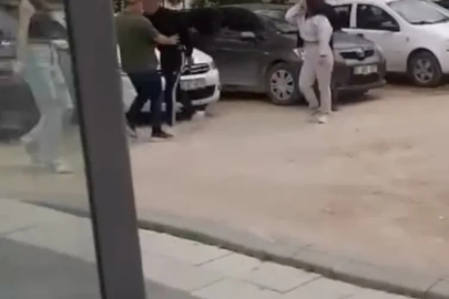 Kızların kavgasını ayıran vatandaşlara bıçakla saldırdı
