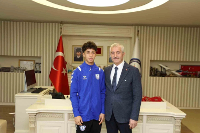 U17 Avrupa Şampiyonası’nda Muhammed Gölha’dan gümüş madalya
