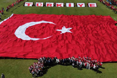 Stadyumda dev Türk bayrağı açıldı
