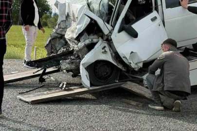 Kayseri’de otomobil ile hafif ticari araç çarpıştı: 1 ölü, 2 yaralı
