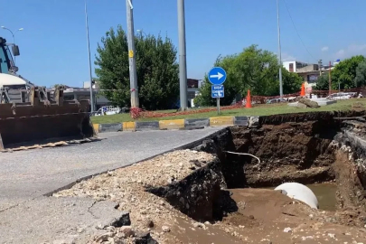Patlayan ana su borusu yolları göle çevirdi, iş yerleri sular altında kaldı

