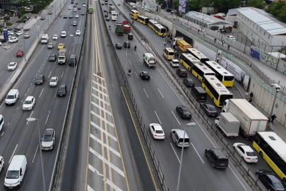 Bahçelievler’de İETT Otobüsü arızalandı, trafik nedeniyle vatandaş yol ortasında otobüs bekledi
