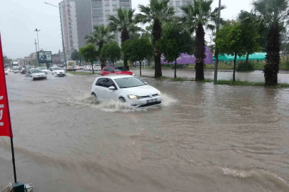 Adana’yı sağanak yağış vurdu, yollar göle döndü
