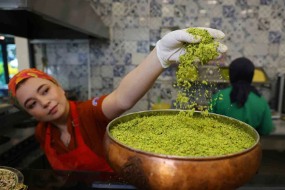 Tatlıcılarda yoğunluk başladı, uzmanından ’ucuz tatlı’ uyarısı geldi
