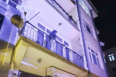 Ayrıldığı erkek arkadaşı evi bastı, kadın alt katın balkonuna atladı
