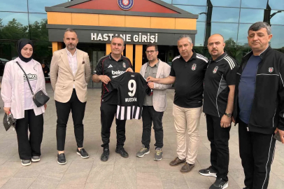 Beşiktaşlılardan saldırıda yaralanan öğrenci Mustafa Aslan’a anlamlı ziyaret
