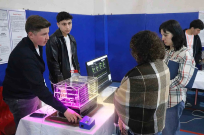 Geleceğin bilim insanları projelerini kendi okulunda sergiledi
