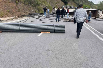 Çubuk demir yüklü tır devrildi, OSB yolu trafiğe kapandı
