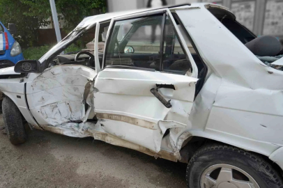 Otomobil park halindeki tıra çarptı: 2 kişi yaralandı, tır şoförü kalp krizi geçirdi
