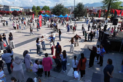 Anıtpark meydanı kutlamaların adresi oldu
