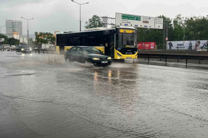 İstanbul’da sağanak etkisini göstermeye başladı: Yollar göle döndü

