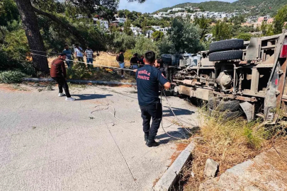 Bodrum’da devrilen kamyonda sıkışan 3 kişi kurtarıldı

