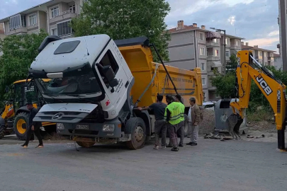Edirne’de yüklü hafriyat kamyonu damperini kaldırınca devrildi

