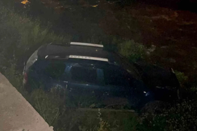 Kontrolden çıkan araç dereye uçtu, kaza sonrası sürücü kaçtı
