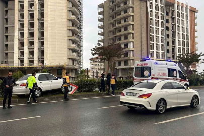 Alanya’da kontrolden çıkan otomobil refüje çıktı
