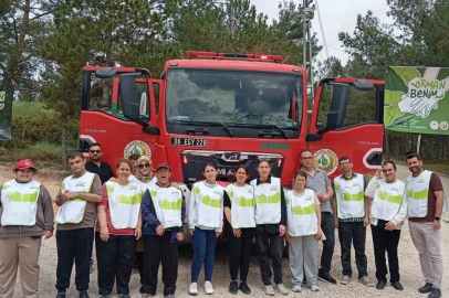 Bilecik’te gençler ormanda çöp toplayarak doğaya nefes oldu
