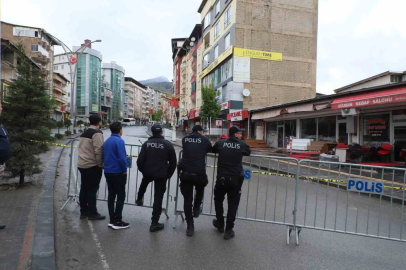 Hakkari’de temel kazısı paniği: Kayma sonucu iş yerleri mühürlendi
