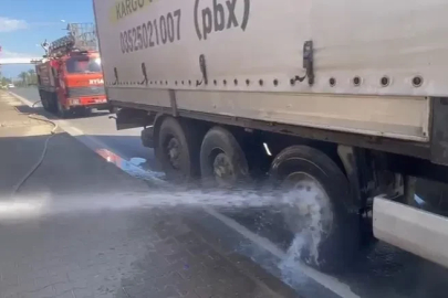 Tırın balatalarından çıkan dumana yangın tüpüyle müdahale etti
