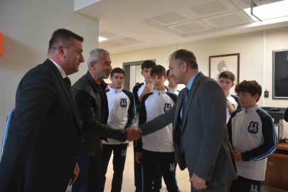 Çakmur, Ahmet Hamdi Tanpınar Ortaokulu futsal takımını kutladı
