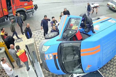Kargo aracı otomobilin üzerine devrildi, yardıma motokurye koştu
