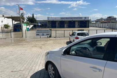 Araç muayenesine giden vatandaşlar sular altında kalan TÜVTÜRK ile karşılaştı
