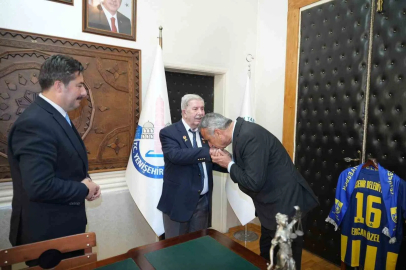 Başkanlık makamında duygusal buluşma
