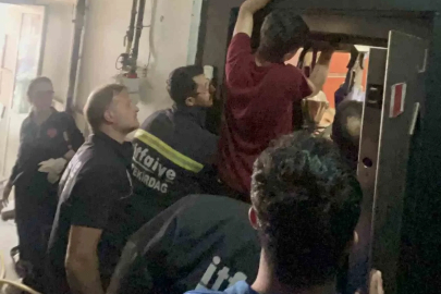 İtfaiye erlerinin en zor anı: Gözyaşları içinde haykıran gencin sıkışan kolunu sağ salim kurtardılar
