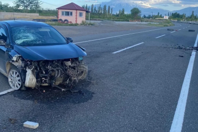 Iğdır’da otomobil refüje çarptı: 3 kişi yaralandı
