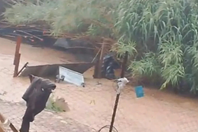 Dere taştı, sel bahçe kapılarını sürükledi
