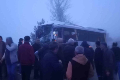 Yolcu midibüsü ile yakıt yüklü tır çarpıştı: 3 yaralı

