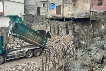 Hakkari’de TSM binasının fore kazıkları devrildi, iki bina askıda kaldı
