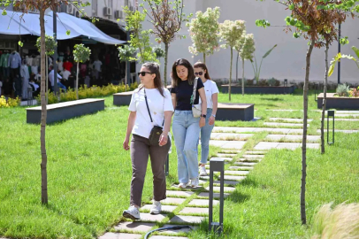 Mersin’de Kırmızı Lacivert Kent Meydanı vatandaşların kullanımına açıldı
