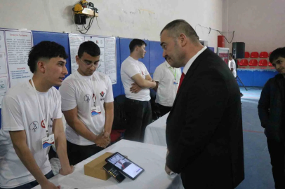 Meslek lisesi öğrencileri işaret dilini yapay zekayla sese dönüştürdü
