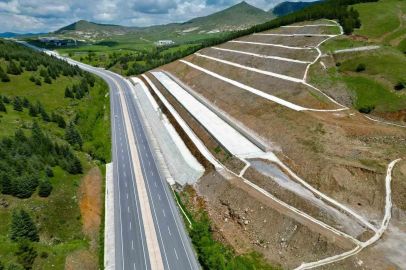 Kara yolu kenarında korkutan manzara
