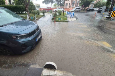 Tekirdağ’da 10 dakikalık sağanak yolları dereye çevirdi
